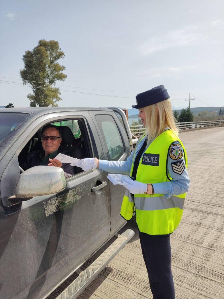 Ενημερωτικά φυλλάδια διένειμαν αστυνομικοί του Τ.Τ. Αυτοκινητοδρόμων Π.Α.Θ.Ε. Μαγνησίας σε οδηγούς οχημάτων