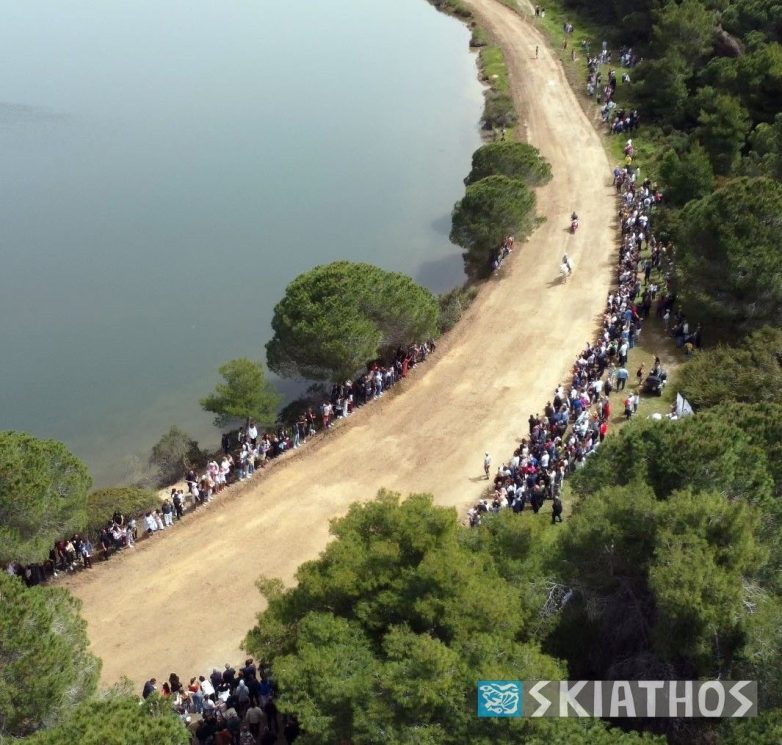 Αναβίωσε το έθιμο των λαϊκών ιππικών αγώνων του Αγίου Γεωργίου στη Σκιάθο