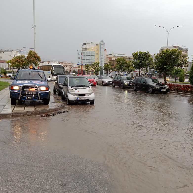 Πλημμύρισαν Γρ. Λαμπράκη και Παλαιά από τη νεροποντή