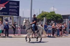 Πλήθος κόσμου στην 6η ιππική παρέλαση στην παραλία Βόλου