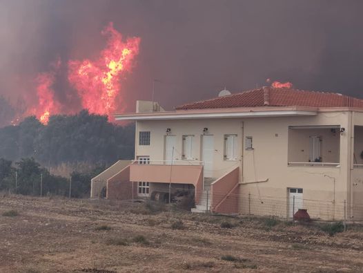 Φωτιά στη Λέσβο -κινδυνεύουν σπίτια