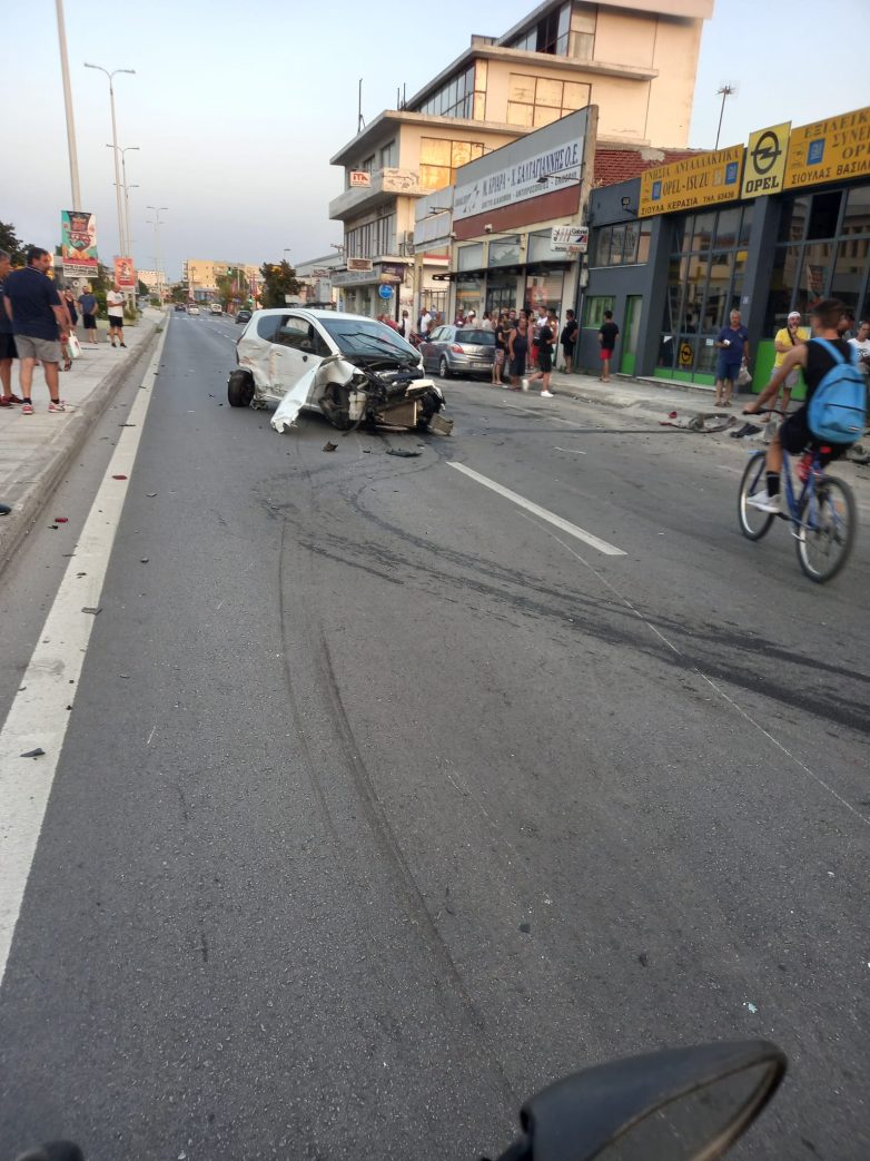 Σοβαρό τροχαίο στην οδό Λαρίσης