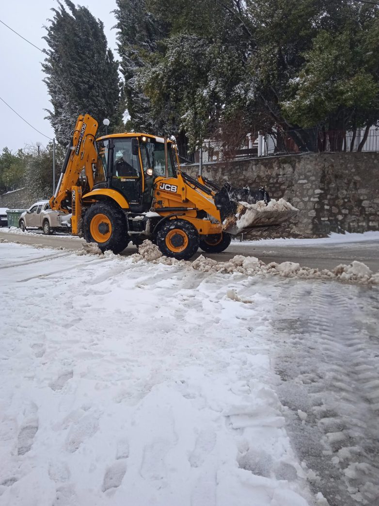 Στη «μάχη» με τα χιόνια ο Δήμαρχος Νοτίου Πηλίου Μιχ. Μιτζικός