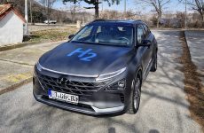 «Καθαρό νερό αντί για καυσαέριο»: Για πρώτη φορά αυτοκίνητο υδρογόνου στους ελληνικούς δρόμους