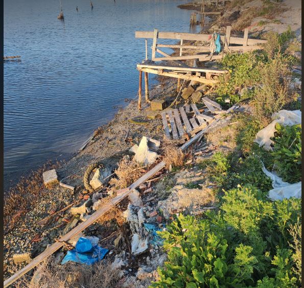 Καθαρισμός της δυτικής πλευράς του προβλήτα του σιδηροδρομικού πορθμείου Πευκακίων