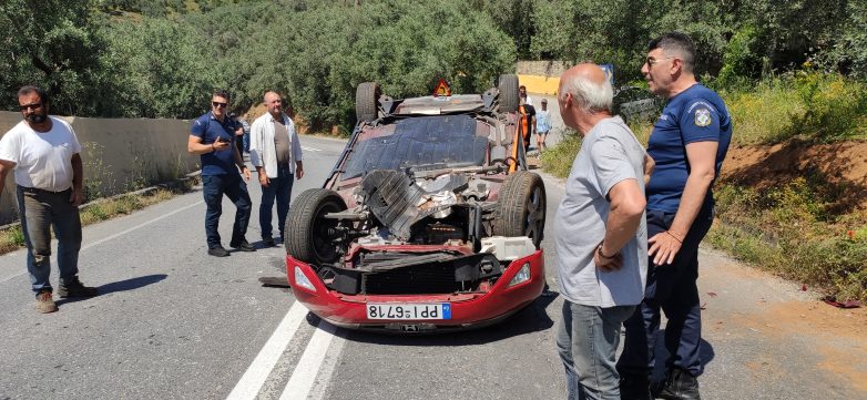 Αυτοκίνητο ντεραπάρισε στο δρόμο προς Άφησσο